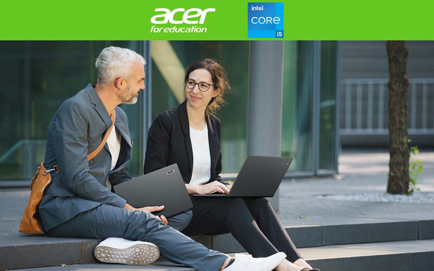 acer-2-mensen-met-computerkopie-1.jpg